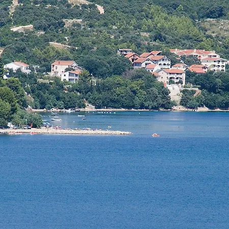 Vakantiehuis Podgradina 01 *