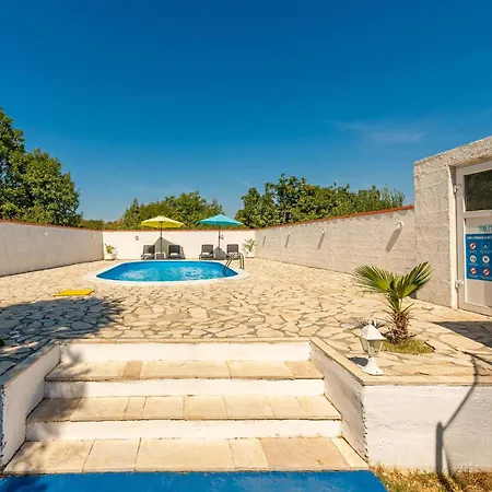 Vakantiehuis Podgradina 01 *
